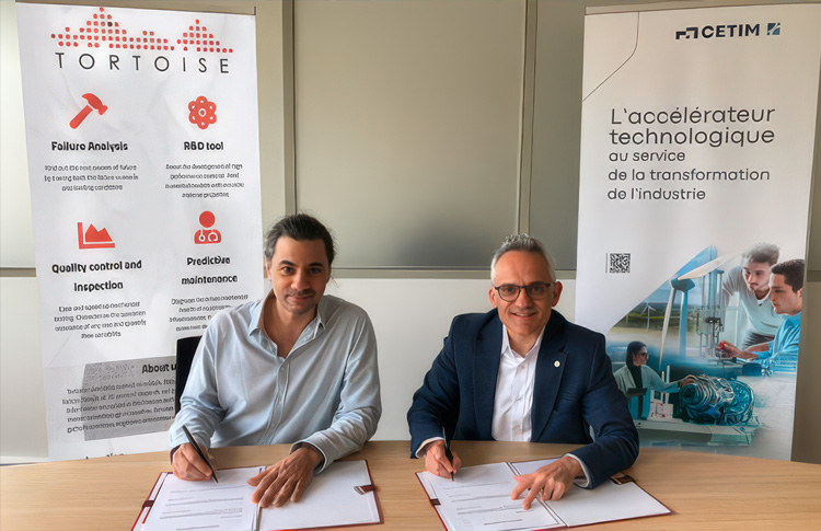 Les reponsables de Carnot Cetim et Tortoise qui signent des document sur une table