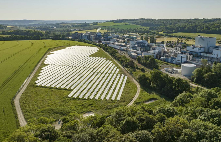 Vue aérienne du laboratoire TEP, avec le champs de panneaux solaire à côté