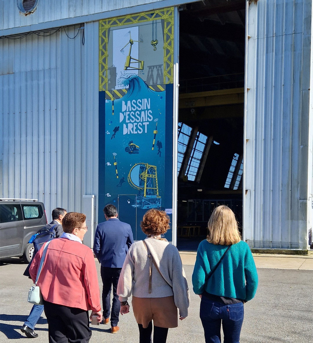 Employés entrant dans le bâtiment des réseaux Carnot