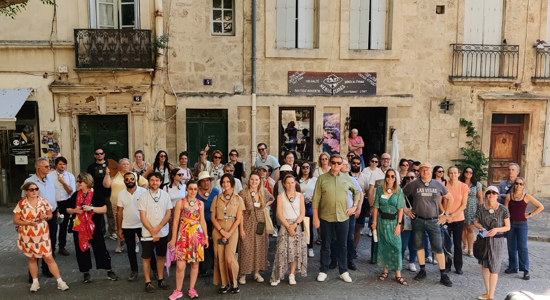 Membre du réseau Carnot en sur la place d'un village